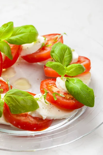 Caprese salad with ripe tomatoes and mozzarella cheese with fres — Stock Photo, Image