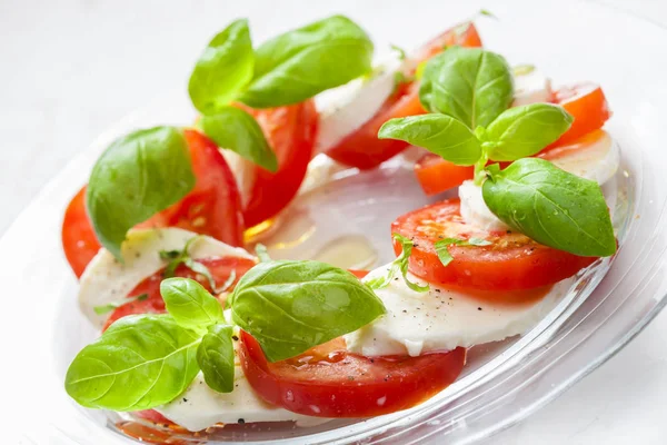 Caprese salad with ripe tomatoes and mozzarella cheese with fres — Stock Photo, Image