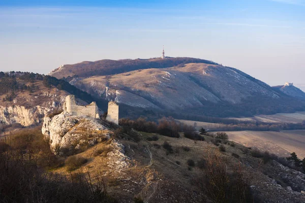 Zříceniny hradu Sirotci a Devické zříceniny na Palavsku, Jižní M — Stock fotografie