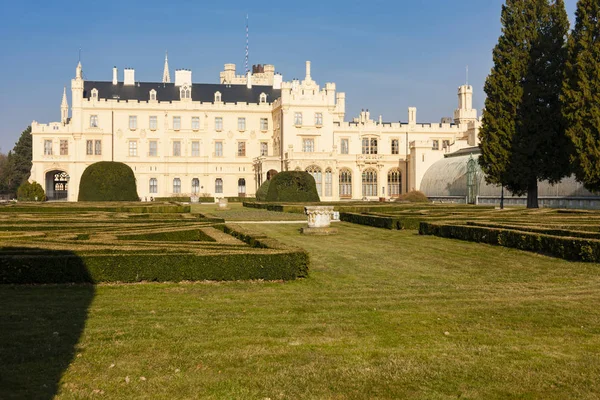 Lednice castle in Südmähren, UNESCO-Weltkulturerbe, Tschechische Republik — Stockfoto