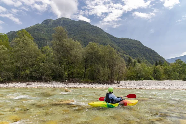 Kajakáři na řece Soca, Slovinsko — Stock fotografie