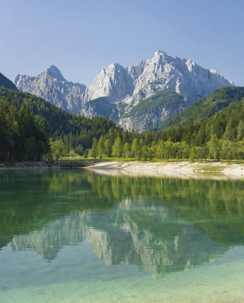 Lake and mountains near Kranjska Gora  village in Triglav nation — Stock Photo, Image