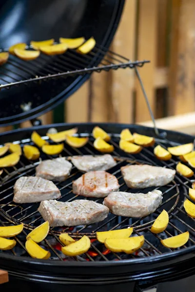 Grilled tuna with potatoes on garden grill — Stock Photo, Image