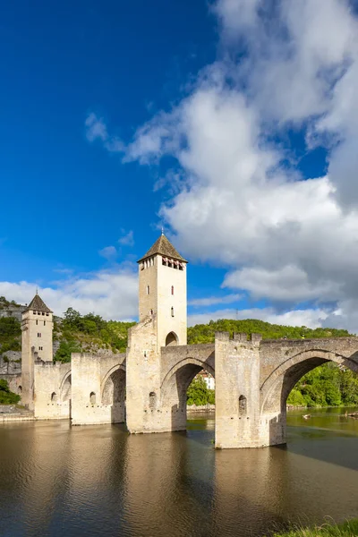 Pont Valentre przez rzekę Lot w Cahors, południowo-zachodnia Francja — Zdjęcie stockowe