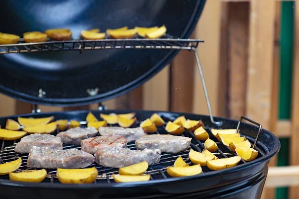 Grilovaný tuňák s bramborami na zahradním grilu — Stock fotografie