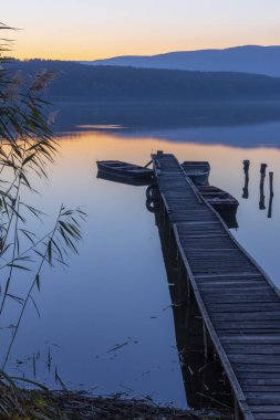 Kuzey Hunga, Diosjeno yakınlarındaki Jenoi göletinde bir balıkçı teknesi.
