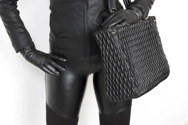 Модные черные сапоги с сумочкой — стоковое фото