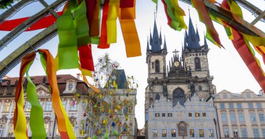 Eski kasaba meydanında Paskalya süslemesi, Prag, Çek Cumhuriyeti