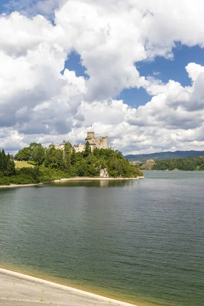 Polonya 'nın Pieniny kentindeki Czorsztyn Gölü üzerindeki Niedzica kalesi — Stok fotoğraf