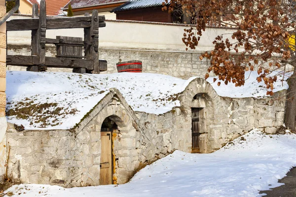 Tradycyjne piwnice winne w pobliżu regionu Sarospatak Tokaj Węgry — Zdjęcie stockowe