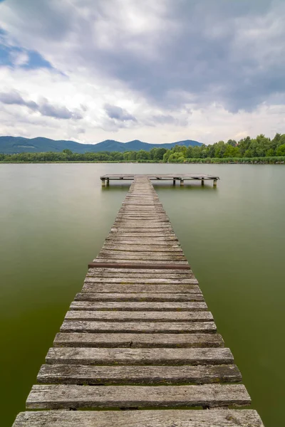 Macar Jenoi-to göletindeki iskele. — Stok fotoğraf