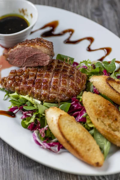 Pechuga de pato a la parrilla con salsa de miel y ensalada — Foto de Stock