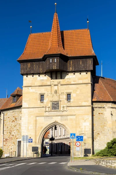 Gothic Zatec gate and medieval fortification in Louny, Czech rep — Stockfoto