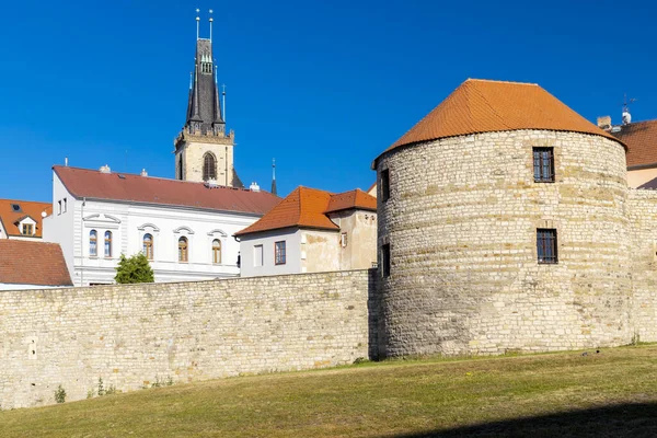 Gothic Zatec gate and medieval fortification in Louny, Czech rep — Stockfoto