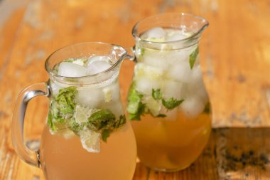 Tahta masada iki bardak mojito.