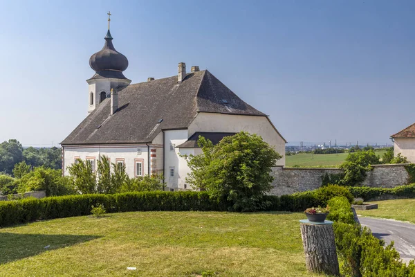 Monastery winery Thallern near Gumpoldskirchen, Lower Austria, A — Stockfoto