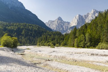 Triglav ulusal parkında Kranjska Gora köyü yakınlarındaki göl ve dağlar, Slovenya