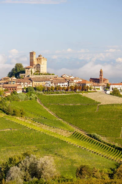 Serralunga Albaの村と素晴らしいランガ イタリアの景色 — ストック写真