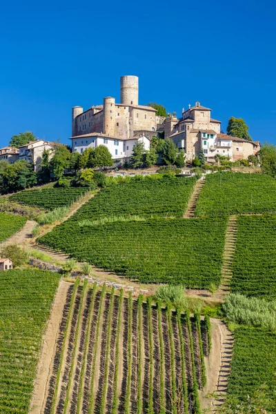 Замок Деревня Castiglione Falletto Монте Италия — стоковое фото