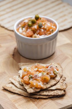 Arap ekmekli somon tartar.