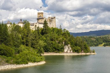 Polonya 'nın Pieniny kentindeki Czorsztyn Gölü üzerindeki Niedzica kalesi