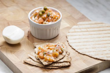 Arap ekmekli somon tartar.