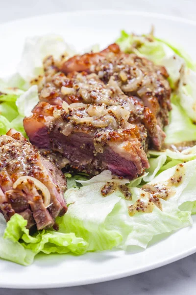 Gegrilde Eendenborst Met Mosterdsaus — Stockfoto