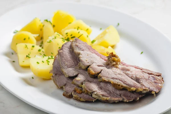 Cordero Asado Lentamente Sobre Ajo Con Patatas — Foto de Stock