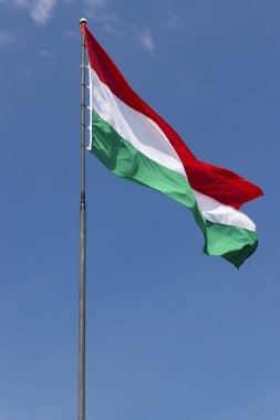 Mavi gökyüzünde Macar bayrağı