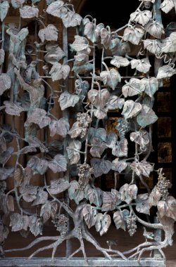 Demirden yapılmış ızgara sarmaşıkları, cevizleri, Hungary 'yi gösteriyor.