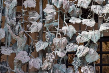 Demirden yapılmış ızgara sarmaşıkları, cevizleri, Hungary 'yi gösteriyor.