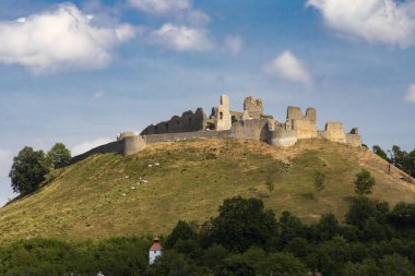 Senica yakınlarındaki Branc kalesi kalıntıları, Slovakya