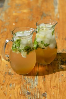Tahta masada iki bardak mojito.
