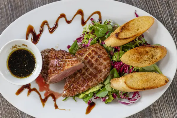 Gegrillte Entenbrust Mit Honigsoße Und Salat — Stockfoto