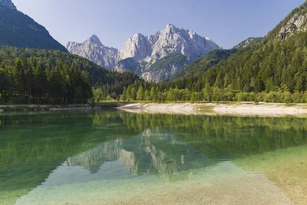 スロベニア トリグラフ国立公園のクランジュスカゴラ村付近の湖と山々 — ストック写真