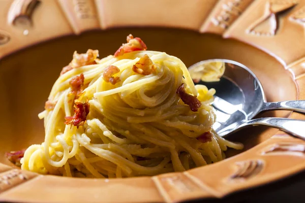 Makaron Carbonara Boczkiem Jajkiem Serem Parmezanowym — Zdjęcie stockowe