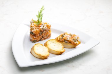 Kızarmış ekmekli somon tartar.
