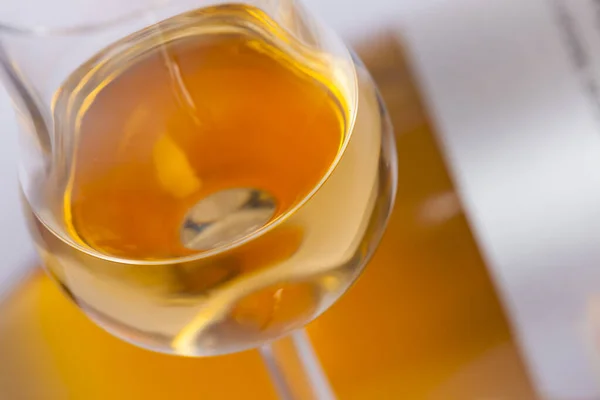 Bicchieri Bottiglie Con Vino Arancione — Foto Stock