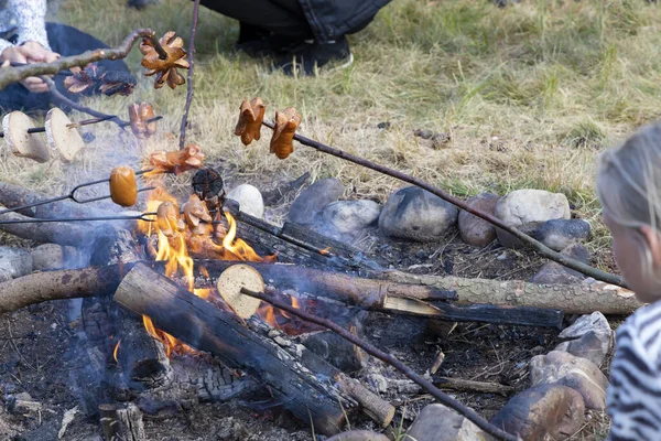 Faire Cuire Des Saucisses Dans Camp Scout — Photo