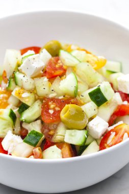 Peynirli sebze salatası.