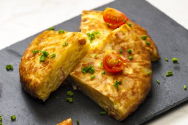 Domatesli ve soğanlı İspanyol tortillası