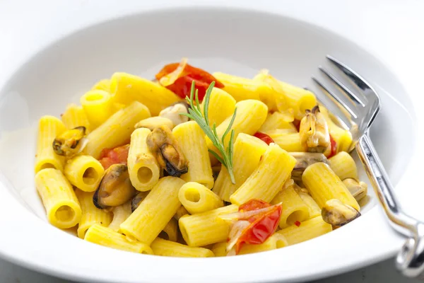 Macarrão Com Mexilhões Tomates Alho — Fotografia de Stock