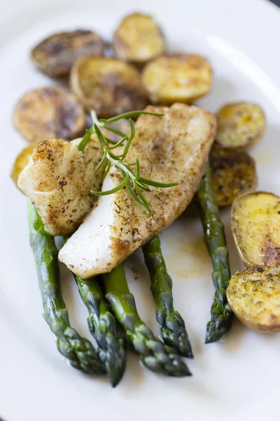 Merluzzo Bianco Con Aparago Verde Patate Arrosto — Foto Stock