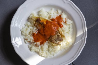 Biber domates soslu kıyma ve pilav ile doludur.