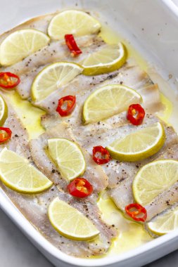 limon ve biberli fırında balık