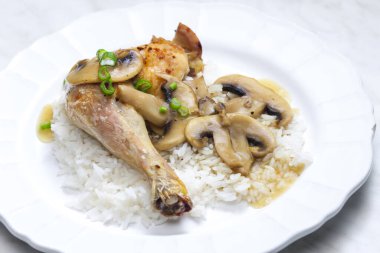 Mantarlı tavuk budu ve pilav.