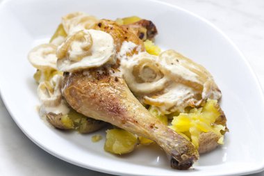 Kremalı soğan soslu tavuk budu ve patates.