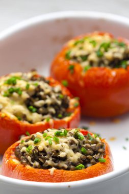 Mercimek dolu fırında domates.