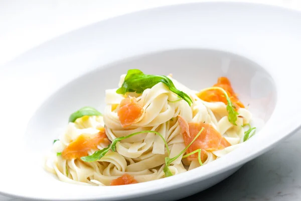 Tagliatelle Met Gerookte Zalm Spinazie — Stockfoto