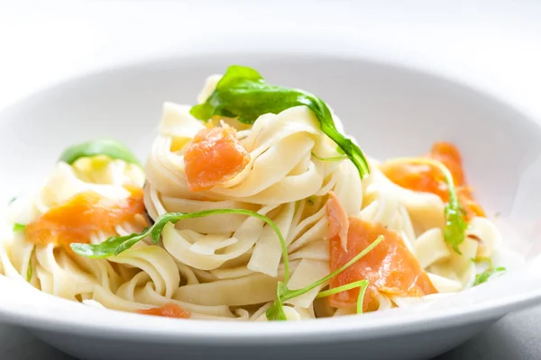 Tagliatelle Com Salmão Fumado Espinafre — Fotografia de Stock